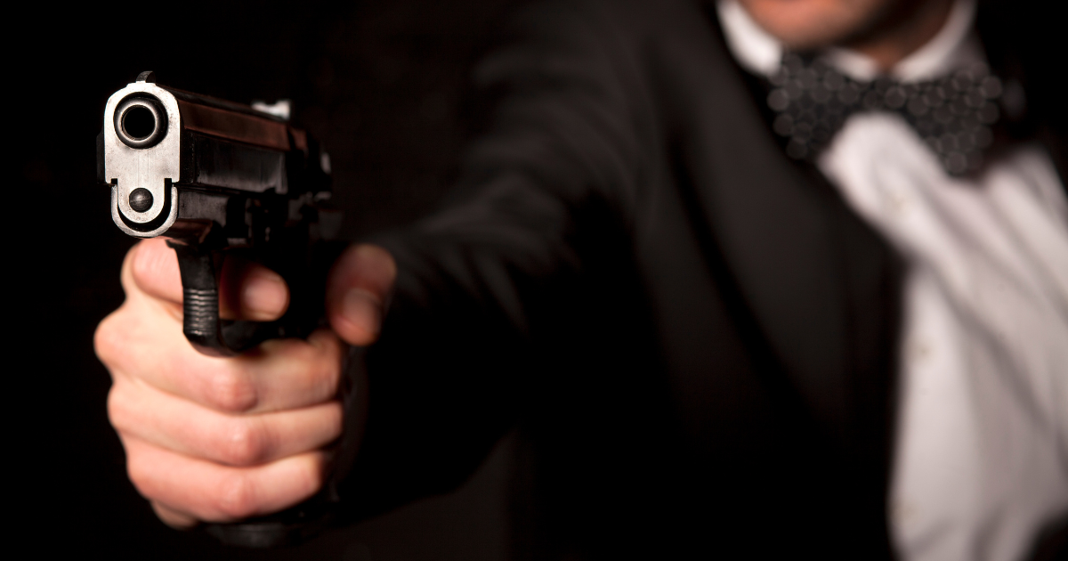 銃を構える黒いスーツの男性