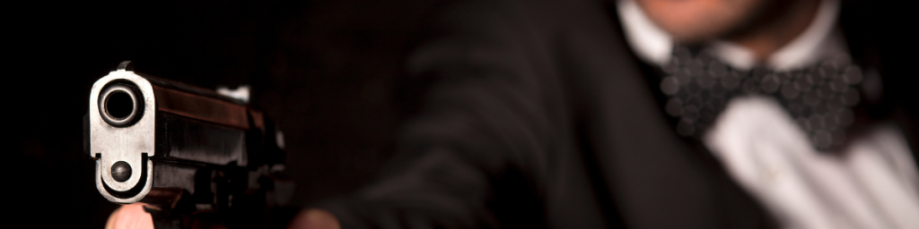 銃を構える黒いスーツの男性